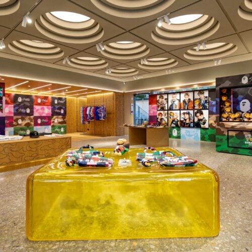 BAPE®は、Stray KidsとのGift With Purchase(GWP)キャンペーンに合わせたプライベートイベントを開催。招待メディア向けのフォトコールやインタビューセッションに続き、クリエイターや業界関係者、招待ゲストが参加するローンチイベントが行われた。