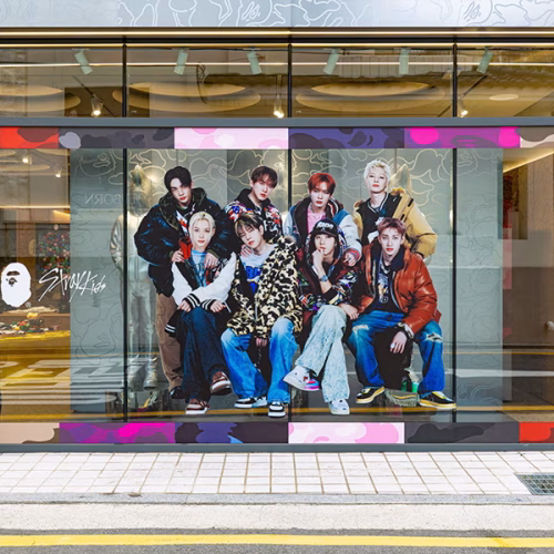 秋冬のスタイリングからキャラクターアイテム、店舗での体験まで広がる今回のコラボレーション。BAPE®とStray Kidsが重ねる世界観を、自分らしい楽しみ方で取り入れたい。