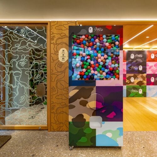 イベントに合わせ、BAPE STORE® DOSANもコラボレーションの世界観を体感できる空間へ。大型キャンペーンビジュアルや専用のウィンドウグラフィック、キャラクターをモチーフにしたインスタレーションが店内を彩った。