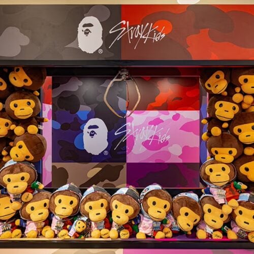 イベントに合わせ、BAPE STORE® DOSANもコラボレーションの世界観を体感できる空間へ。大型キャンペーンビジュアルや専用のウィンドウグラフィック、キャラクターをモチーフにしたインスタレーションが店内を彩った。