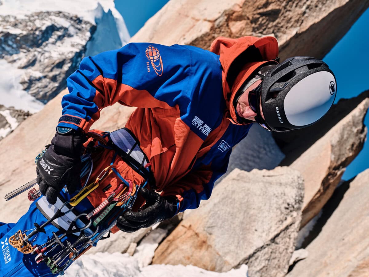 オリジナルの「Serac Project Extreme Jacket」をベースにした限定ジャケット。オレンジ×ブルーの配色に、左袖のMAMMUTビッグロゴと右袖のBEAMSロゴ刺繍を組み合わせている。