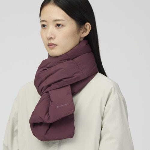 今季新たに加わった「Everyday Down Muffler」は、表側のポケットに収納できるポケッタブル仕様。
