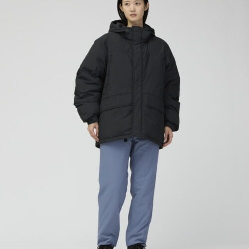 「Everyday Down Jacket」は、厚手のミドラーも着込みやすいゆとりのあるサイズ感。裾とフードはアジャスターで調整でき、前立ても風の侵入を防ぐ設計となっている。