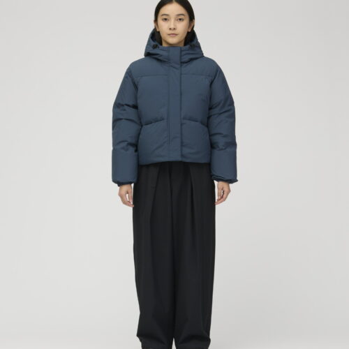 女性用の「Everyday Down Jacket W's」は、丈感をコンパクトに仕上げたデザイン。厚手のミドラーも着込みやすく、裾のアジャスターで好みのシルエットへ調整できる。