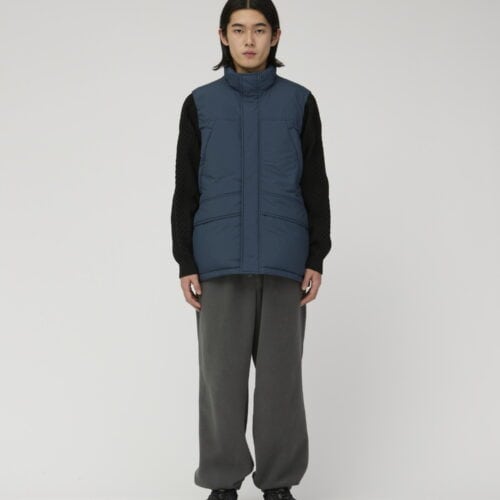 「Everyday Down Vest」も、厚手のミドラーを着込みやすいゆとりのあるシルエット。さらに上から別のアウターを重ねることもでき、気温やスタイリングに合わせたレイヤードを楽しめる。