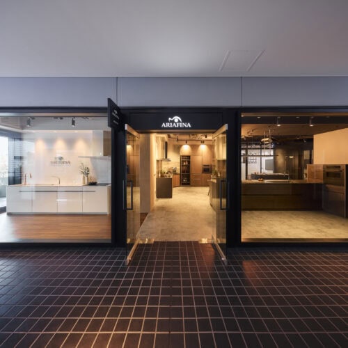 六本木のARIAFINA LABORATORYのモダンなエントランス外観.