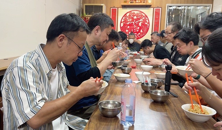 村上隆以下調理人など総勢15名で本場の味の視察に行った台湾研修の様子