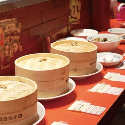 帰国後に囍鵲亭 で行われた試食会。村上さ んの評価は……⁉
