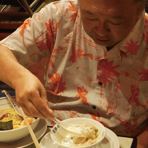 帰国後に囍鵲亭 で行われた試食会。村上さ んの評価は……⁉