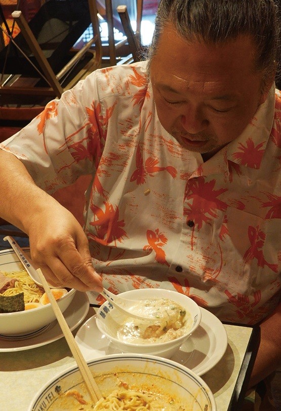 帰国後に囍鵲亭
で行われた試食会。村上さ
んの評価は……⁉