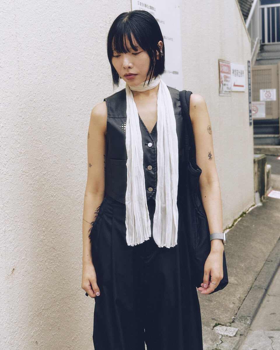 【30代スナップ＠原宿】クリーム色のスカーフで柔らかいニュアンスをプラス
