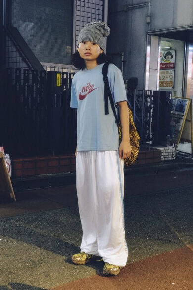 【10代スナップ@明大前】クリーンな水色と白でまとめつつ、差し色は黄色で存在感を