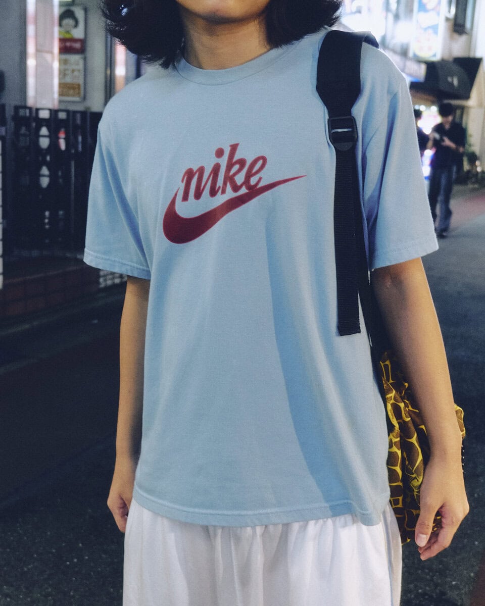 【10代スナップ＠明大前】クリーンな水色と白でまとめつつ、差し色は黄色で存在感を