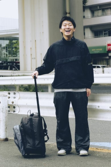 【20代スナップ@明大前】同色=黒でも素材を変えることでメリハリを