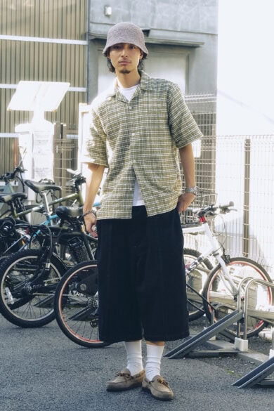 【20代スナップ@原宿】ワイドクロップドパンツに上品なシャツを合わせて程よくラフに