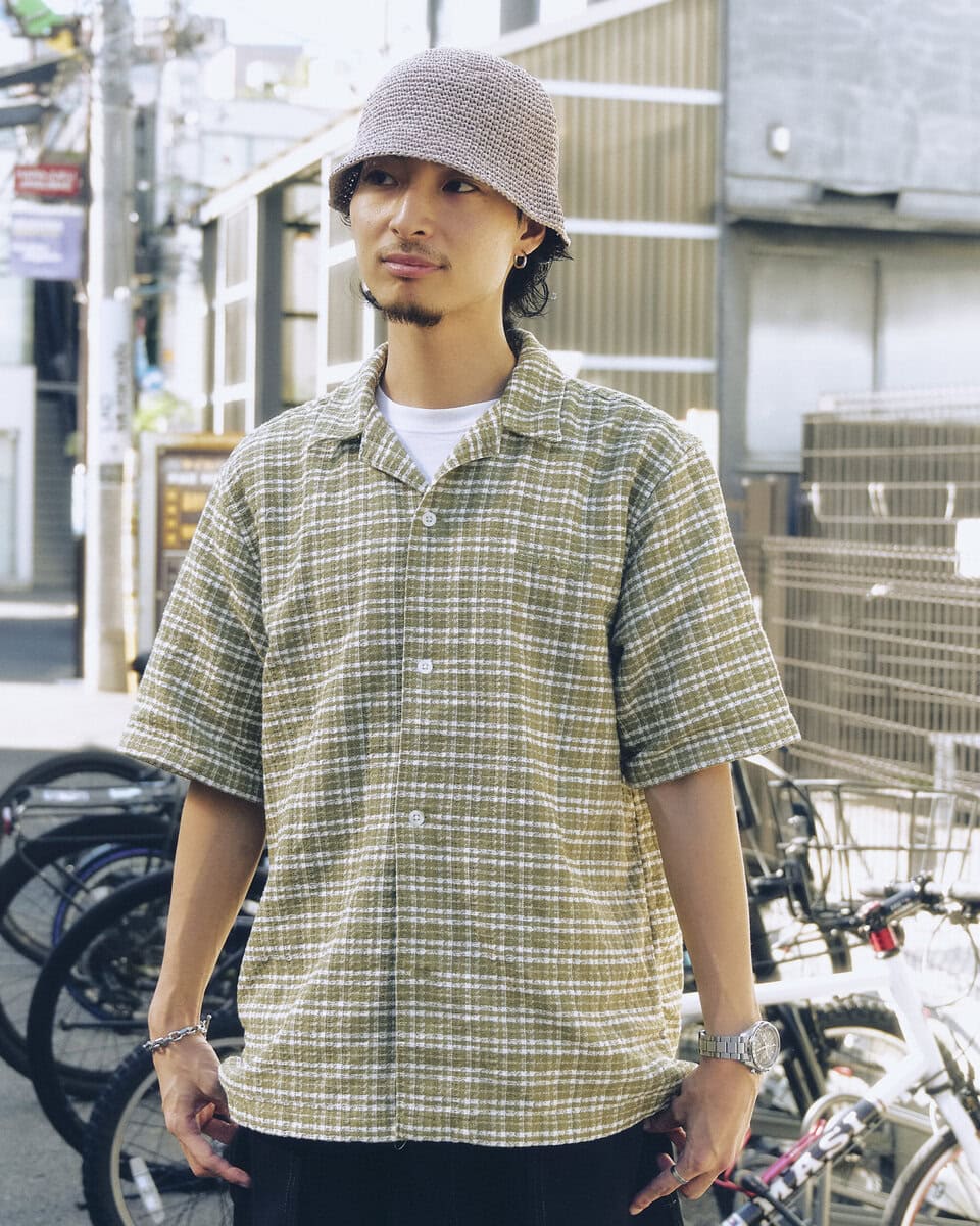 【20代スナップ＠原宿】ワイドクロップドパンツに上品なシャツを合わせて程よくラフに