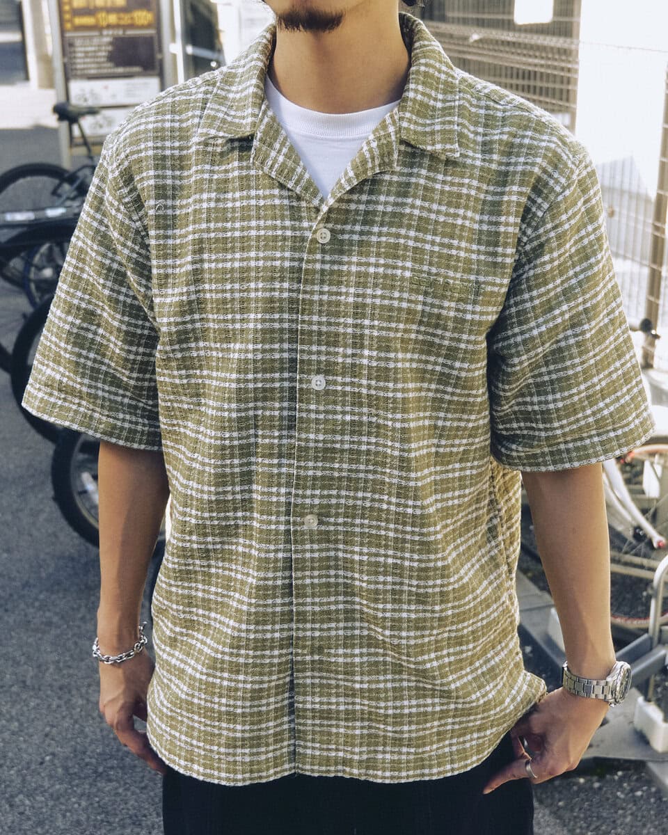 【20代スナップ＠原宿】ワイドクロップドパンツに上品なシャツを合わせて程よくラフに
