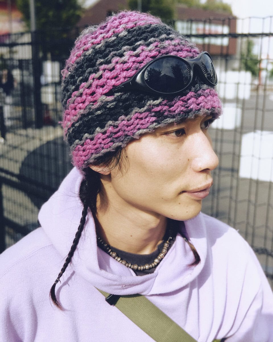 【20代スナップ@下北沢】パーカ、キャップとピンクでまとめた上半身がGOOD