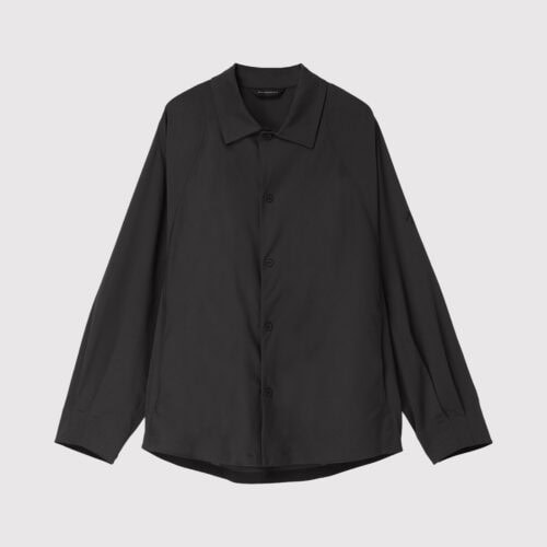 ニュージーランド産メリノウールを使った、ロングスリーブシャツ。ほどよくゆとりを持たせたリラックスシルエットと、しなやかなドレープが素材の表情を引き立てている。