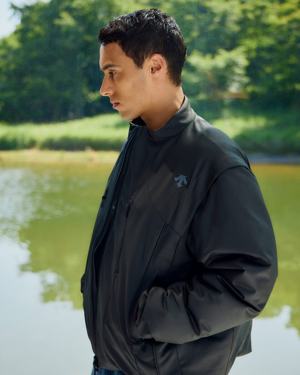 袖を取り外すことで、ベストとしても着用できる2WAYダウンジャケット。気温やスタイリングに合わせて、着方を変えられる一着に。