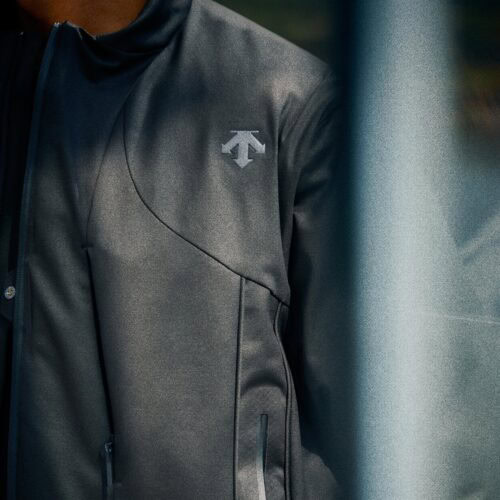 「NEW FORM」の出発点は、DESCENTE ALLTERRAINが掲げる「Form Follows Function」の思想。機能性を最終的な目的とするのではなく、そこから生まれる形や着用体験まで探求するシリーズとなっている。