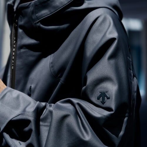 今季は「VEGAN LEATHER」と「STRETCH WOOL」の2つの素材を採用。丸みを持たせたショートレングスのジャケットや、しなやかに落ちるワイドパンツなど、素材の表情と身体の動きを考えた6型を展開している。