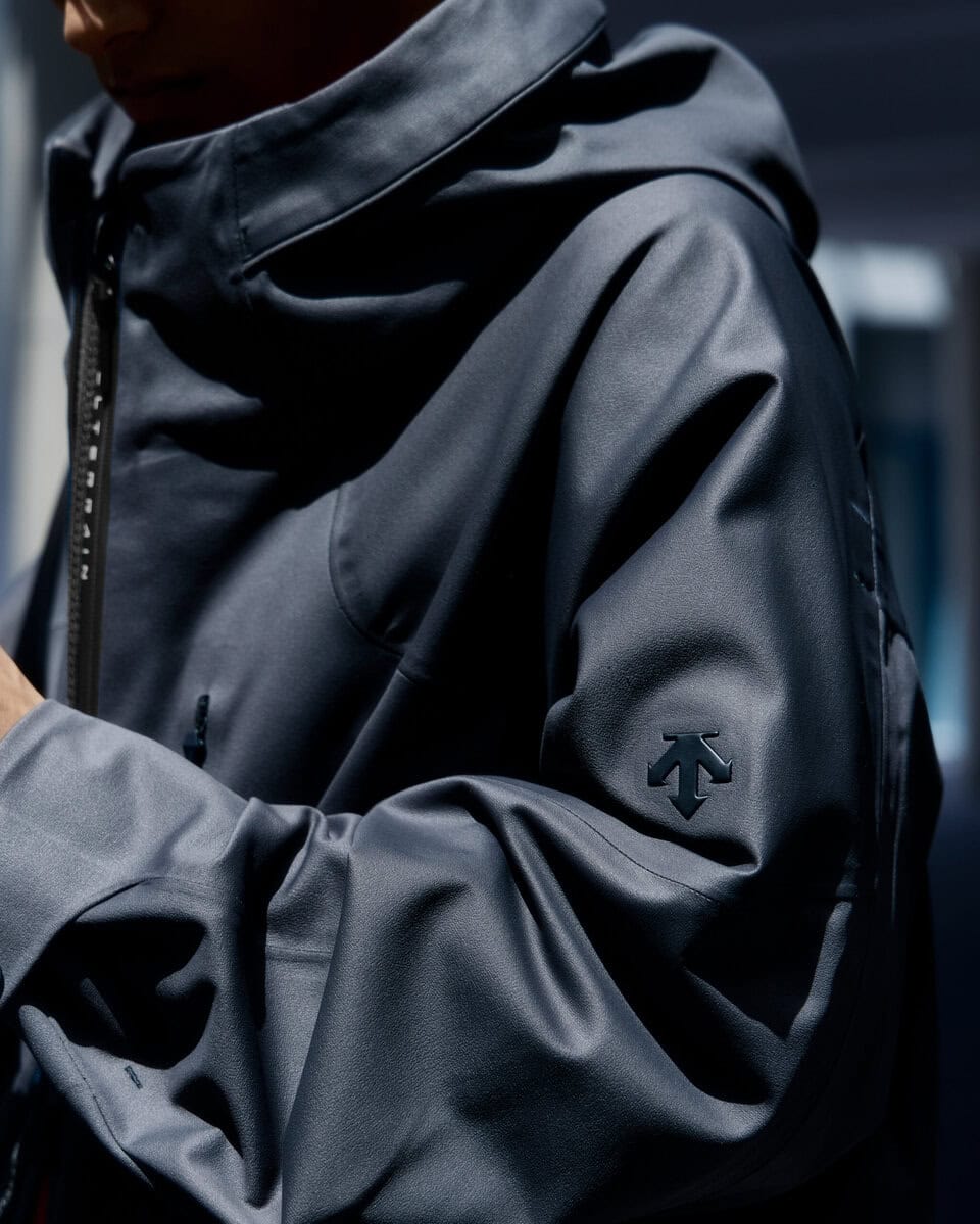 今季は「VEGAN LEATHER」と「STRETCH WOOL」の2つの素材を採用。丸みを持たせたショートレングスのジャケットや、しなやかに落ちるワイドパンツなど、素材の表情と身体の動きを考えた6型を展開している。