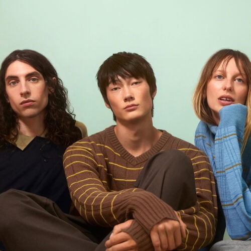 大胆なツートーンカラーと、3Dニットが生む立体的なシルエット。UNIQLO（ユニクロ）とフランチェスコ・リッソによる「UNIQLO F.RISSO（ユニクロ エフ・リッソ）」のニットウェアカプセルコレクションが、10月30日（金）に発売される。