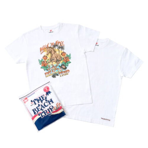 セットになっているのは、裾にワンポイント刺繍を施した白Tシャツと、フロントおよびバックにオリジナルグラフィックを配したデザインTシャツ。