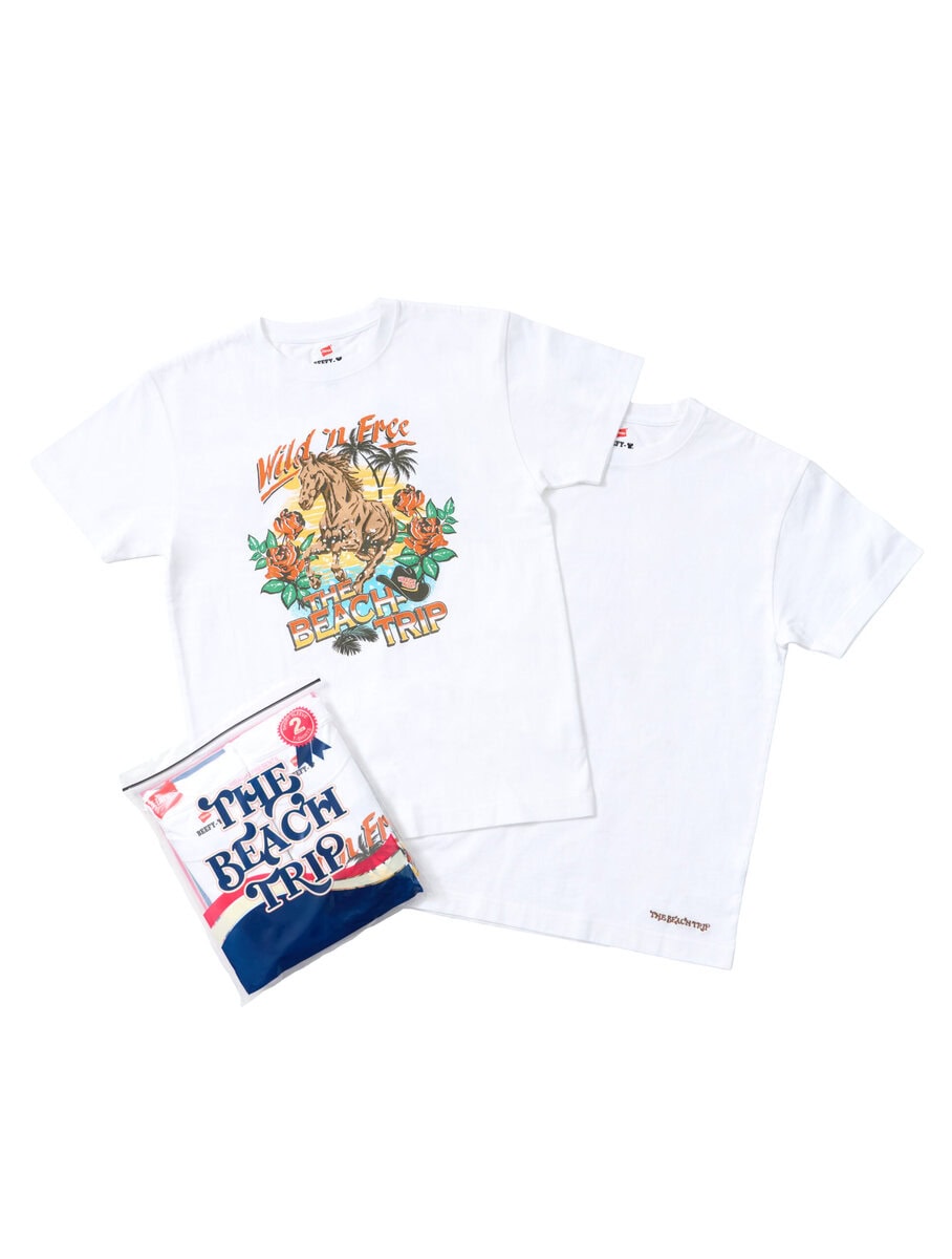 セットになっているのは、裾にワンポイント刺繍を施した白Tシャツと、フロントおよびバックにオリジナルグラフィックを配したデザインTシャツ。