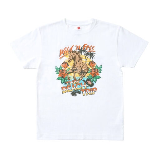 ワンポイント刺繍TシャツとデザインTシャツを組み合わせた、Hanes初の2P Pack仕様。いずれもホワイトを基調とし、普段使いしやすいベーシックさと「THE BEACH TRIP」ならではのカルチャーを共存させている。