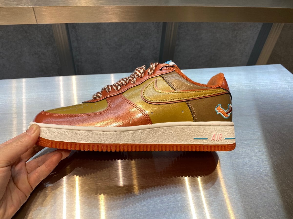 NIGO® × j-hope (BTS) × Nike(ニゴー × ジェイホープ (BTS) × ナイキ)のエアフォース1 '01 ロー "バーントサンライズ"