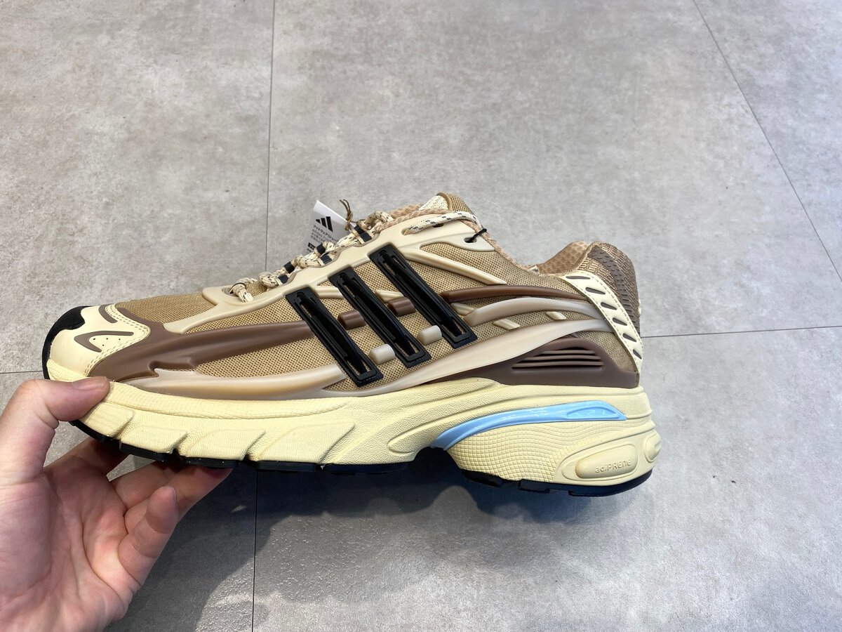 Pharrell Williams × adidas(ファレル・ウィリアムス × アディダス)のアディスター ジェリーフィッシュ