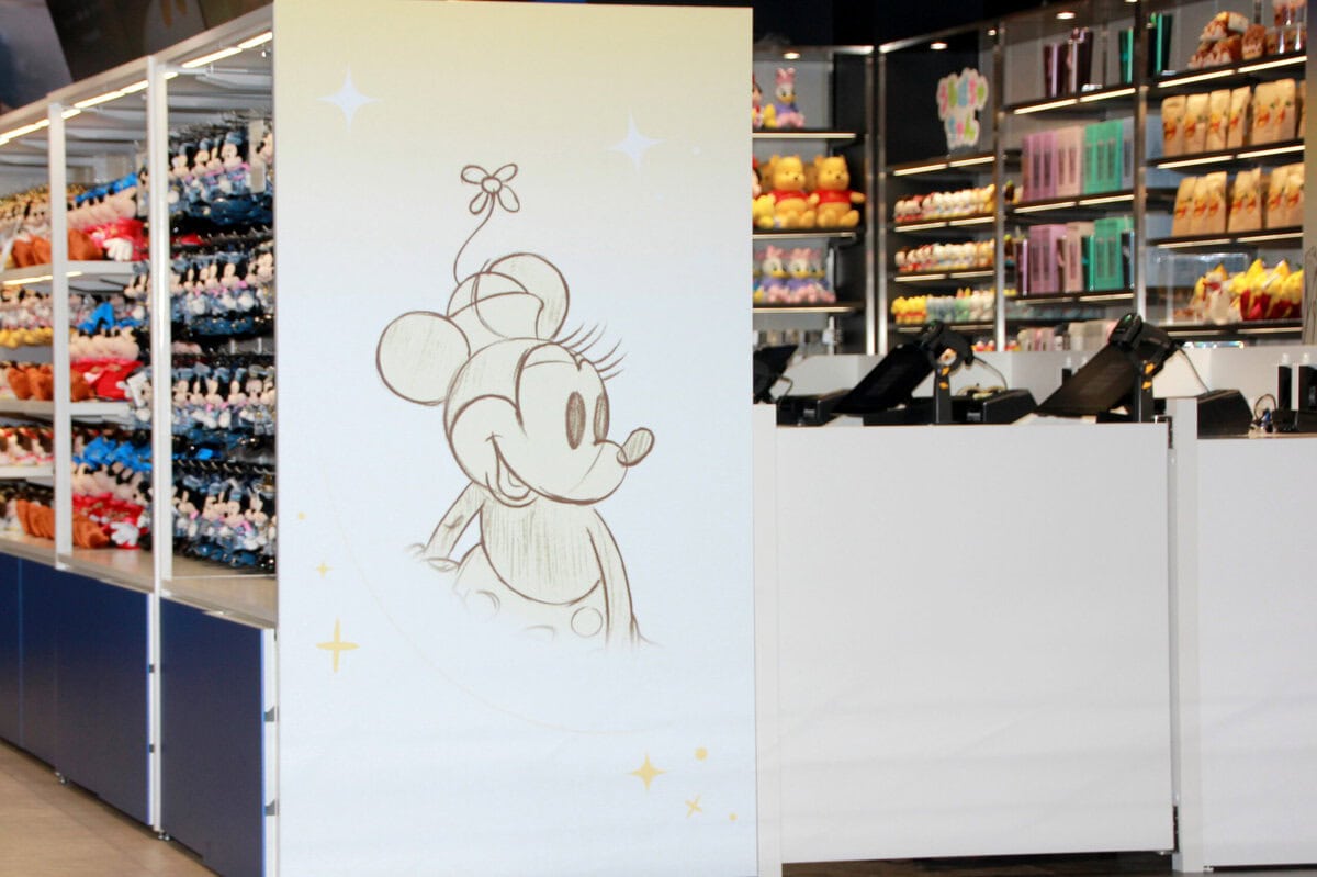 羽田空港でしか買えないディズニー限定グッズも！パイロット＆CA仕様ミッキー＆ミニーの○○が目玉…期間限定ポップアップストアの全貌をレポ