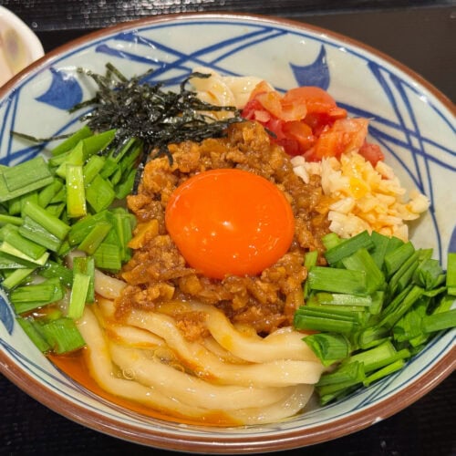【丸亀製麺】史上最強の背徳うどん!? 初の「肉辛まぜうどん」は特製旨辛ミンチ＆生ニンニクの攻撃的パンチにノックアウト必至