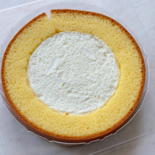スポンジの真ん中にこれでもかというほど生クリームがぎっしり!