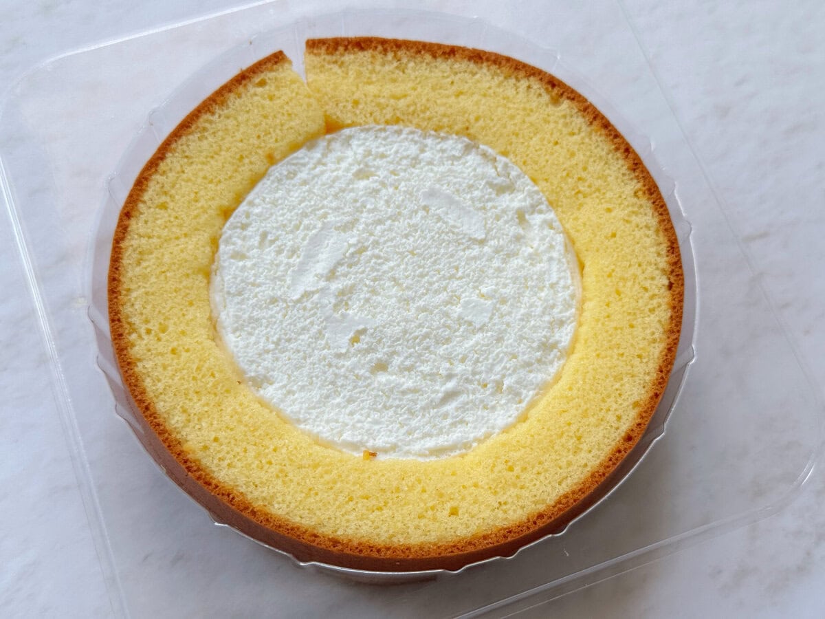 スポンジの真ん中にこれでもかというほど生クリームがぎっしり!