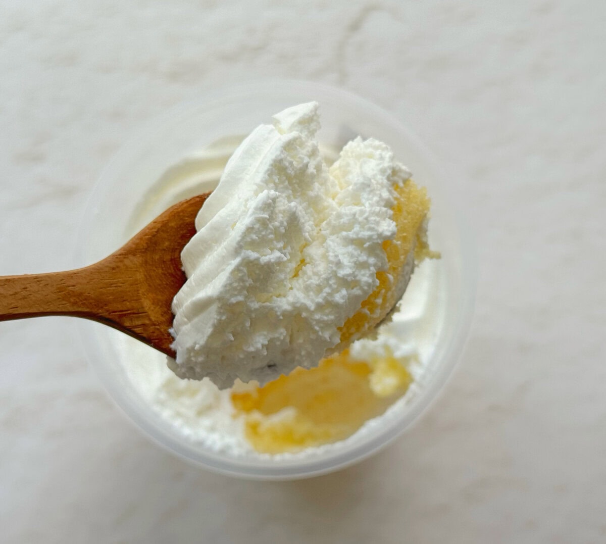 一口食べるごとに異なるクリームの食感と豊かな風味が押し寄せる