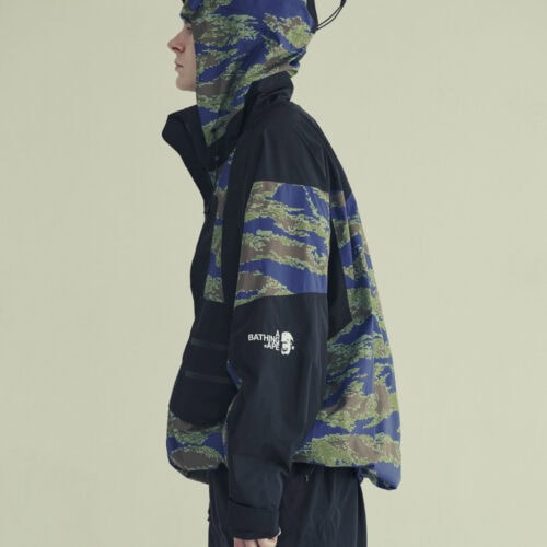 今季を象徴する「DIGITAL TIGER CAMO」を採用したジャケット。ネイビーとパープルの2色で展開し、カモフラージュパターンを未来的なデザインへと発展させている。