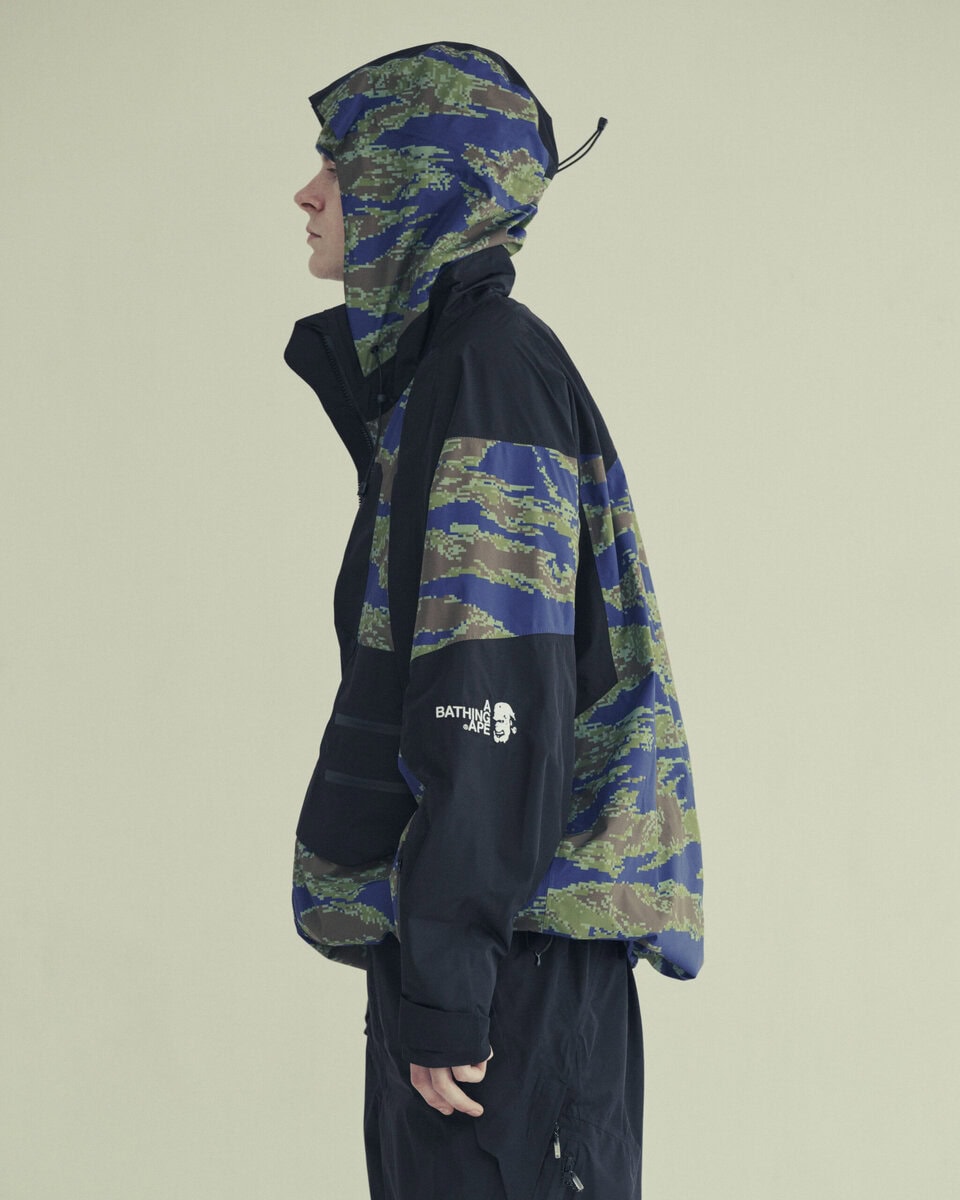 今季を象徴する「DIGITAL TIGER CAMO」を採用したジャケット。ネイビーとパープルの2色で展開し、カモフラージュパターンを未来的なデザインへと発展させている。