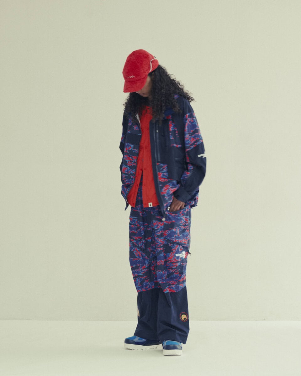 ジャケットと同じく「DIGITAL TIGER CAMO」をまとったビブパンツ。こちらもネイビーとパープルを用意し、テクニカルウェアにBAPE®のグラフィック表現を落とし込んだ。