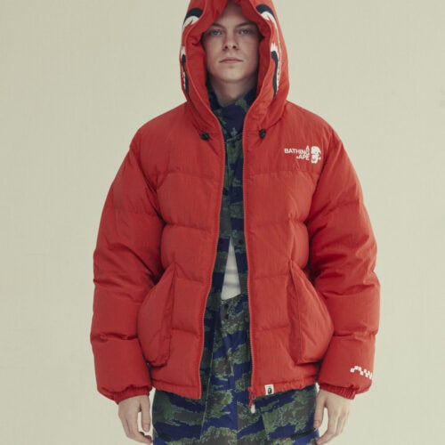 都市のストリートから雪山へ。BAPE®(ベイプ)と倉石一樹による2026年秋冬コレクションは、未来的なカモフラージュや迷路柄をまとい、日常とアウトドアを行き来するための機能性と実用性を提案する。