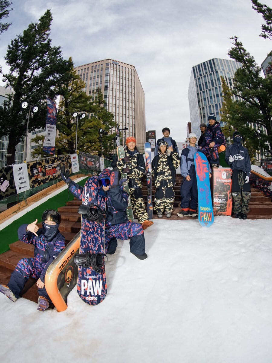 さらにBAPE®は、2026年10月24日・25日に札幌市北3条広場(アカプラ)で開催された「SAPPORO OPEN THE STREET 2026」のタイトルスポンサーを務めた。世界各国のトップアスリートが都市空間で技を競うレールジャムには、倉石一樹やエディソン・チェンらも来場。コレクションとウインタースポーツカルチャーのつながりを発信した。