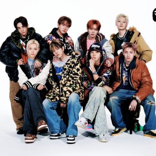 メンバーが着用したのは、「BAPE® FALL/WINTER 2026」のメインコレクションから選ばれたアイテム。それぞれの個性が際立つスタイリングに、ブランドを象徴するフットウェア「BAPE STA™」を合わせ、BAPE®と音楽カルチャーのつながりを表現した。