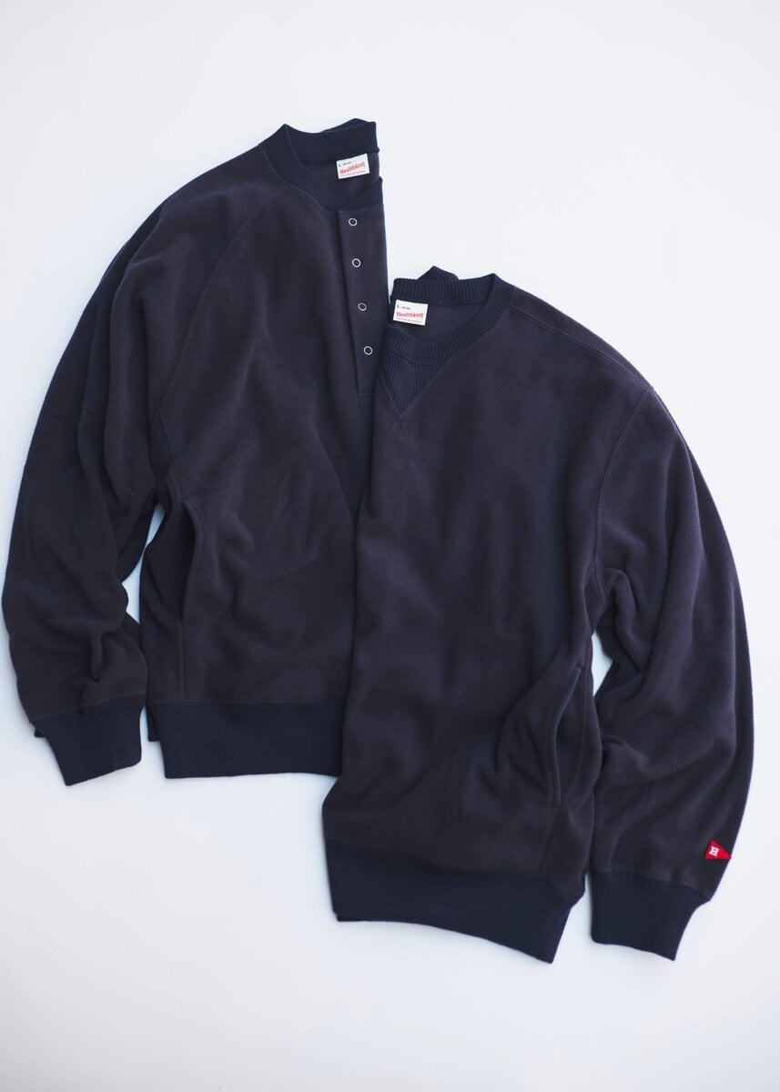スウェットのように一枚で着られて、軽やかさと暖かさも両立。Healthknit(ヘルスニット)の「THERMAL FLEECE」は、滑らかなマイクロフリースを使った、冬の日常に寄り添う全4型のシリーズ。