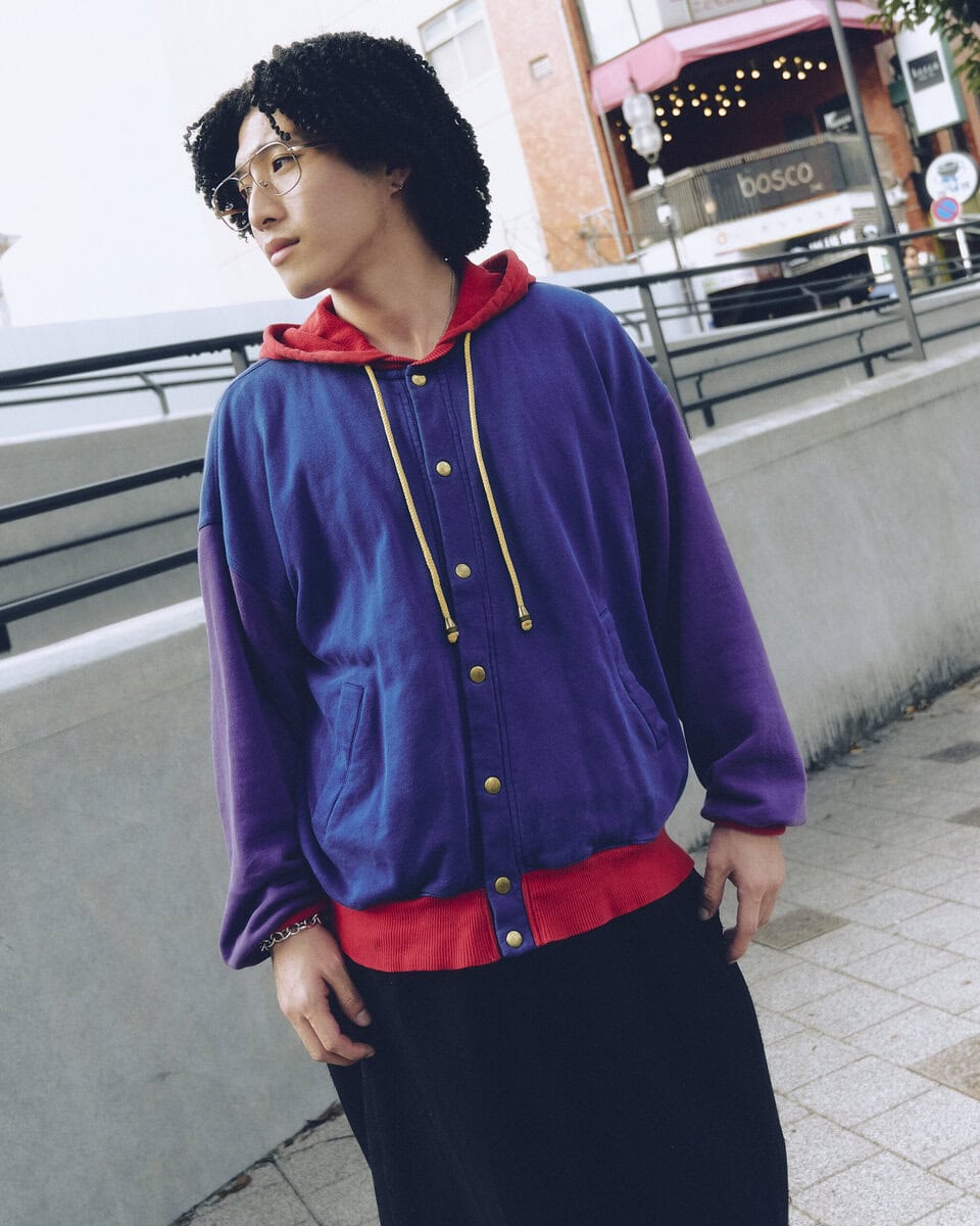【20代スナップ@下北沢】リズウェアのパーカとメガネで“決めすぎてない”感じに