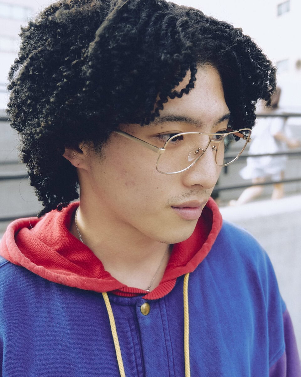 【20代スナップ@下北沢】リズウェアのパーカとメガネで“決めすぎてない”感じに