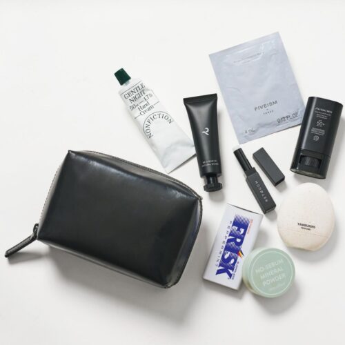 「メンズが持ってテンションが上がるものを」宮永えいとがレザーポーチに忍ばせる、身だしなみを格上げする“モノトーンの相棒”