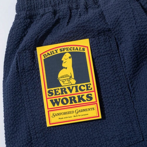 2020年にイギリス・サウスロンドンでスタートしたService Works。家族経営のレストランで育ったオーナーの原体験を背景に、厨房での作業から趣味のスケートまで対応するシェフパンツを提案しているブランドに。