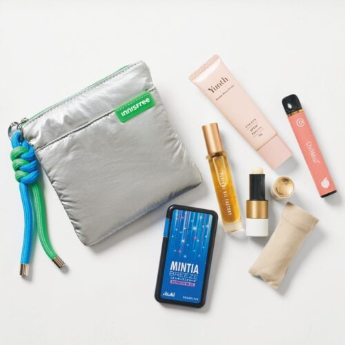 モデル・ふかわ。の美肌を支える「持ち歩きコスメ」6選!UVケアからモバイルシーシャまで、最新のポーチの中身を公開